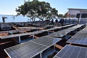 Itaipú lanzará sus paneles solares flotantes al embalse - Economía - ABC Color