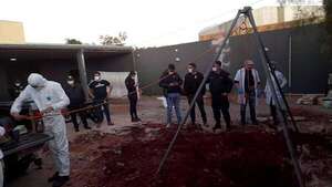Macabro hallazgo en PJC: encuentran cuerpo enterrado en el patio de una vivienda - Policiales - ABC Color