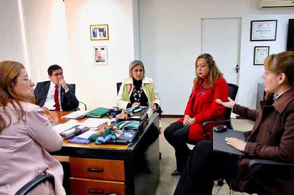 Gobernador de Alto Paraná y ministra de la Mujer coordinan acciones para proteger a las mujeres | DIARIO PRIMERA PLANA