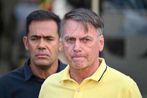 Bolsonaro, vigilado 24 horas por “riesgo de fuga” antes de fin de juicio en Brasil  - Mundo - ABC Color