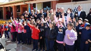 Presidente del INDERT recibe reconocimiento de escuela de Villarrica