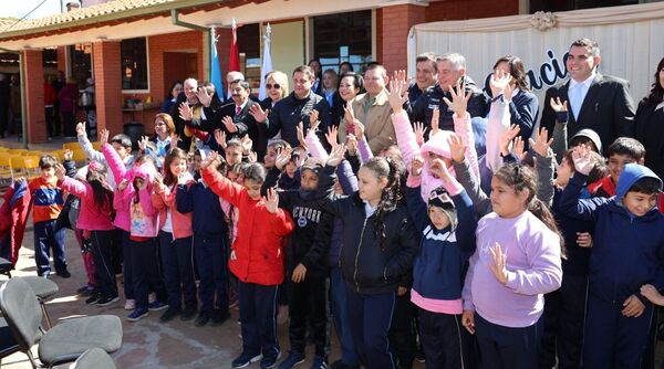 Presidente del INDERT recibe reconocimiento de escuela de Villarrica
