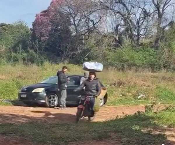 Popular / (VIDEO) Chipero motoqueiro causa furor por su malabarismo