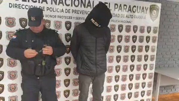 Le dio el celular a su novia y justo le escribió “la otra”