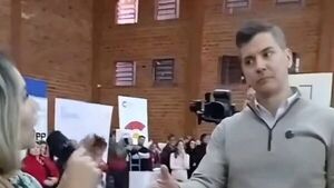 La cara de Santi Peña: Guardias del presi “echaron a patadas” a concejal por protestar
