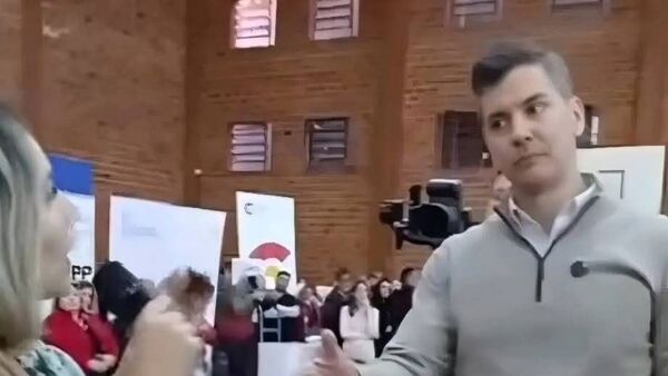 La cara de Santi Peña: Guardias del presi “echaron a patadas” a concejal por protestar