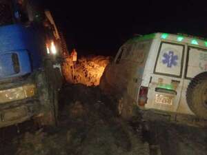 Ambulancia con bebé a bordo queda atrapada en el barro más de nueve horas en Alto Paraguay - Noticias del Chaco - ABC Color