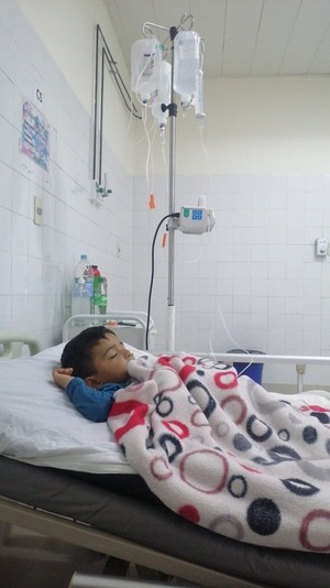 Padres apelan a la ayuda ciudadana para cubrir gastos hospitalarios de su pequeño hijo