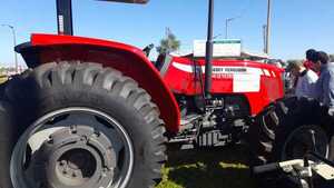 Productores de Cambyretá reciben tractor del MAG para fortalecer la producción