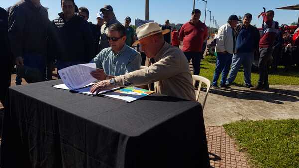 Gobernación de Itapúa y MAG firman acuerdo para fortalecer a productores locales