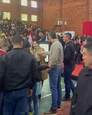 Senador defiende a concejala y objeta incapacidad de Peña para escuchar reclamos y querer tratar de idiota al pueblo  - Política - ABC Color