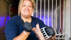 La “Reina del asado” llegó al Mundial de Rally con su especialidad: el brontosaurio