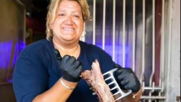 La “Reina del asado” llegó al Mundial de Rally con su especialidad: el brontosaurio