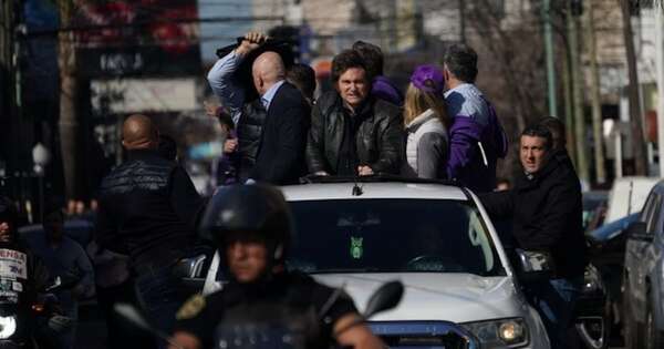 La Nación / Atacan caravana de Milei en Argentina: mandatario tuvo que ser evacuado