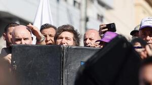 Milei fue evacuado de un acto electoral por incidentes con manifestantes opositores