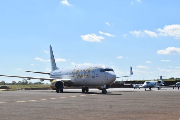 AUDIO: ¡Llegó el primer vuelo comercial de Flybondi a Encarnación! - Periodísticamente - ABC Color