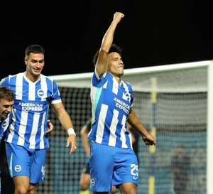Con gol de Diego Gómez, Brighton golea y pasa de ronda en la Carabao Cup