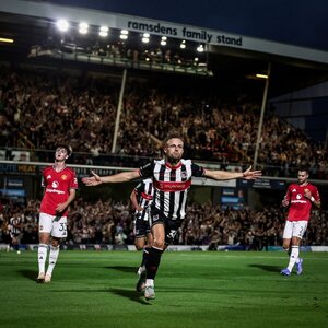 Un equipo de cuarta división eliminó al Manchester United de la Carabao Cup
