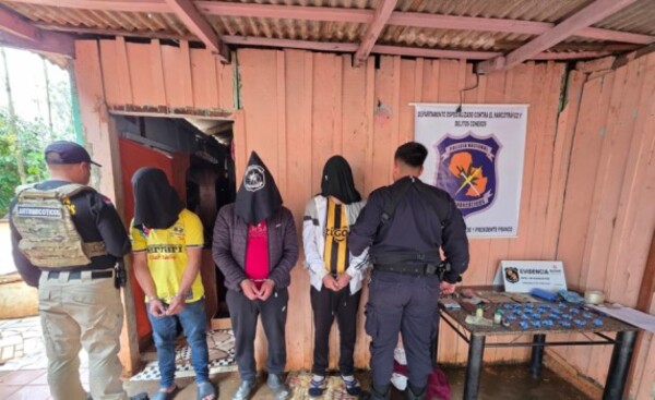 Detienen a tres personas por presunto microtráfico