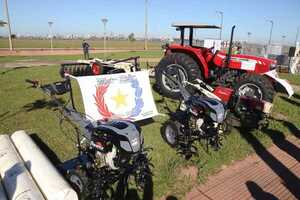 ENTREGAN MAQUINARIAS E INSUMOS AGRÍCOLAS EN ITAPÚA