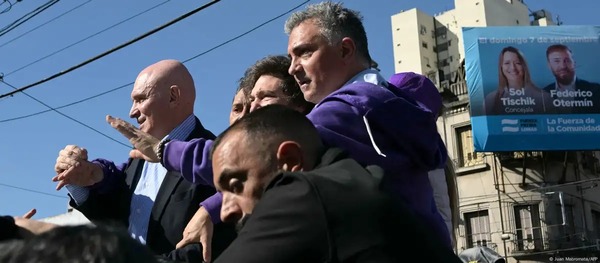 Milei atacado con piedras en acto de campaña en Argentina - ADN Digital