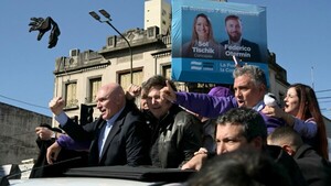 Evacuan a Milei tras pedradas de opositores en bastión peronista