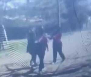 Popular / (VIDEO)Dos kuñakarai molieron a golpes a adolescente