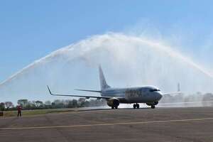 Llegó a Encarnación el primer vuelo comercial internacional de Flybondi - Nacionales - ABC Color