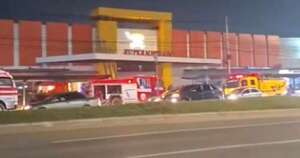 La Nación / Bomberos logran controlar principio de incendio en un supermercado en Limpio