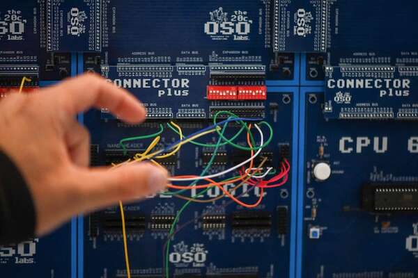 Hacktivistas en Argentina: los cybercirujas y la revolución del reciclaje electrónico  - Tecnología - ABC Color