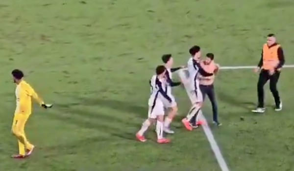 Versus / Compañero de Ángel Romero fue agredido por un hincha dentro del campo