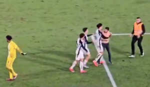 Versus / Compañero de Ángel Romero fue agredido por un hincha en pleno campo de juego