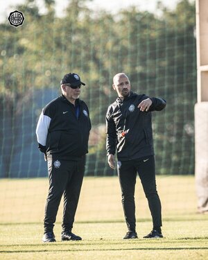 Popular / No hay tu tía, doble turno en Olimpia: peloteros franjeados ya son "descuereados" por Almeida