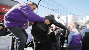 Con cascotes le hicieron correr a Milei cuando iba a dar un discurso en Buenos Aires