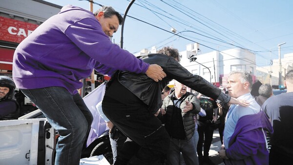 Con cascotes le hicieron correr a Milei cuando iba a dar un discurso en Buenos Aires