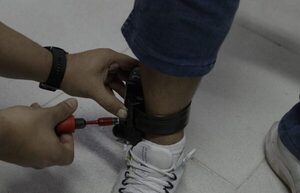 Popular / En Ciudad del Este otutúma avei tobillera electrónica