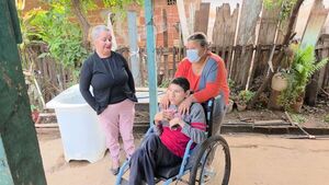 Entregan silla de ruedas a joven con discapacidad que aún no cuenta con cédula de identidad - Concepción al Día