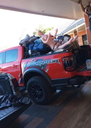 Popular / ¡Esposible!: ¡Rallystas llevan "acompañantes" para no engañar a sus doñas!