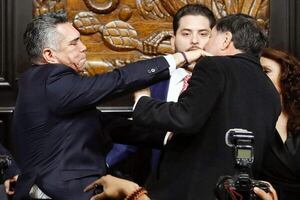 Video: senadores de México se trenzan a golpes en plena sesión - Mundo - ABC Color