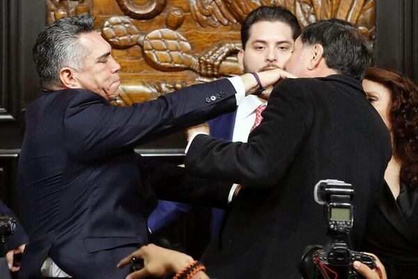 Video: senadores de México se trenzan a golpes en plena sesión - Mundo - ABC Color
