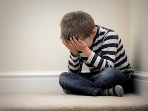 Depresión en menores se manifiesta con dolor físico, irritabilidad o bajo rendimiento escolar