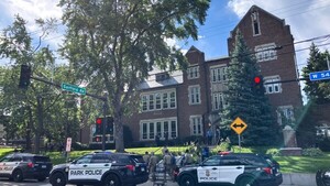 Un niño se encuentra en estado crítico tras tiroteo en escuela católica de Minneapolis