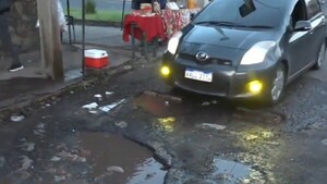 Denuncian que entrada del Hospital Central del IPS está minada de baches
