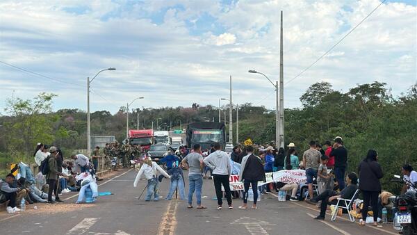 Policías reprimen a estudiantes que exigían transporte escolar en Villa Ygatimí