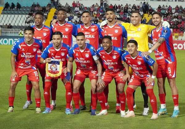 Romero y Báez pierden con Xelajú, pero siguen en carrera - Fútbol - ABC Color