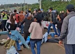 Universitarios salen a protestar en Canindeyú y son reprimidos por la Policía - Nacionales - ABC Color