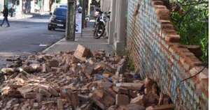 La Nación / Cae una muralla sobre Oliva casi Colón, obstaculizando el paso a peatones