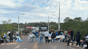 Estudiantes fueron reprimidos por la Policía al exigir transporte escolar - Noticiero Paraguay