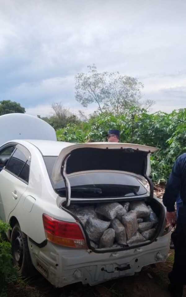 Atropelló un puesto de control y luego huyó abandonando carga de marihuana