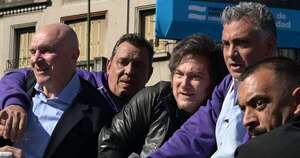 La Nación / Milei culpa a “grupejo violento” por pedradas y niega corrupción